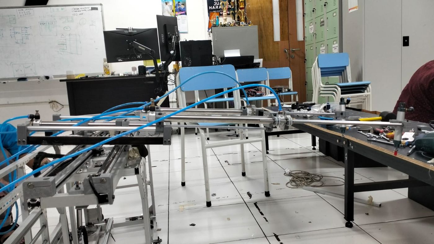 Side view of the robot's pneumatic sorting arms