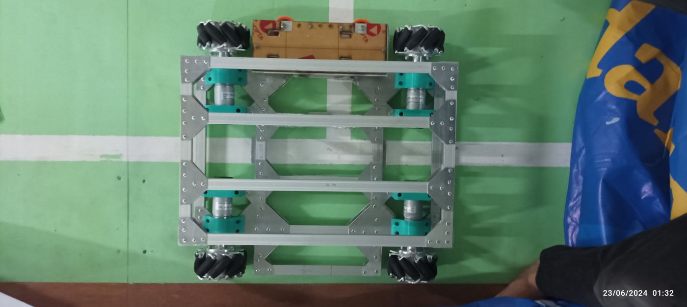 Aluminium robot chassis with four mecanum wheels